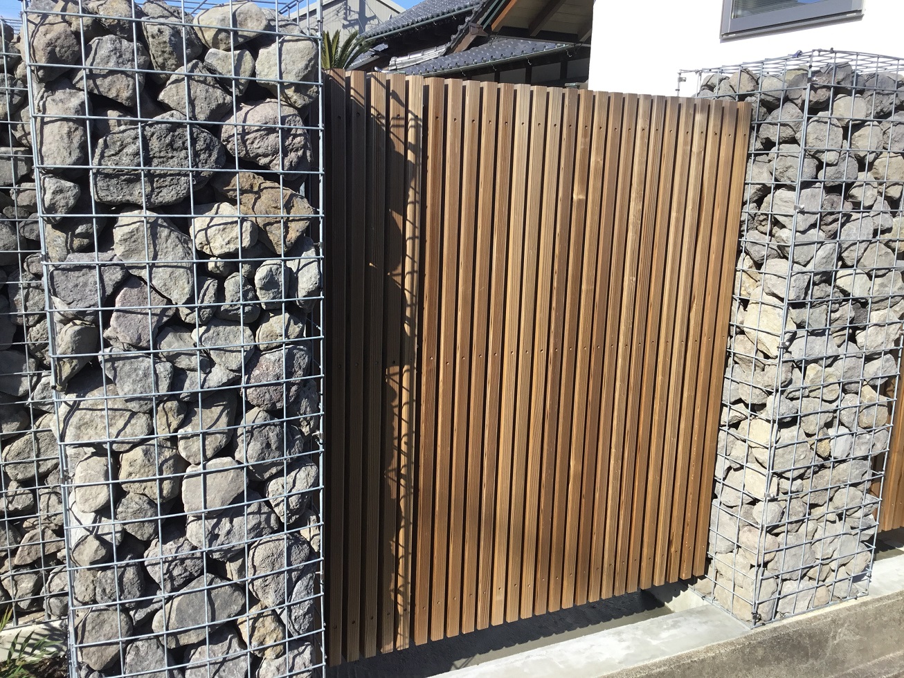 【外構・エクステリア】ガビオンの外構と外トイレ設置